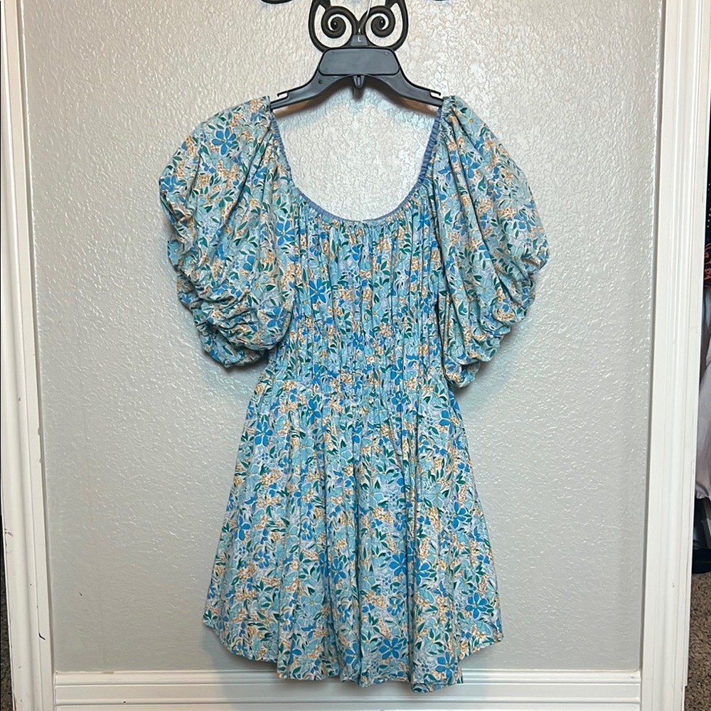 Women’s Floral Puff Sleeve Dress medium